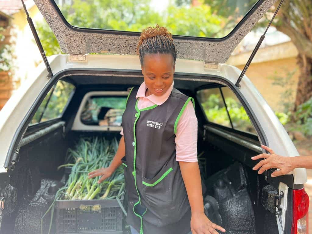 Outreach Foundation donated spring onions to the Bienvenue Shelter. The spring onions come from our rooftop garden.